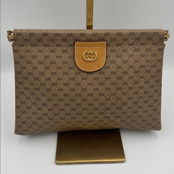 Gucci Handbags - Gucci Clutch